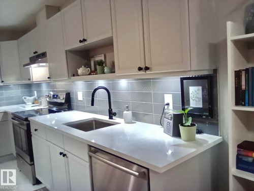 135 592 Hooke Road, Edmonton, AB - Indoor Photo Showing Kitchen With Upgraded Kitchen