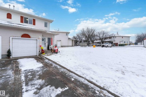 10 451 Hyndman Crescent, Edmonton, AB - Outdoor