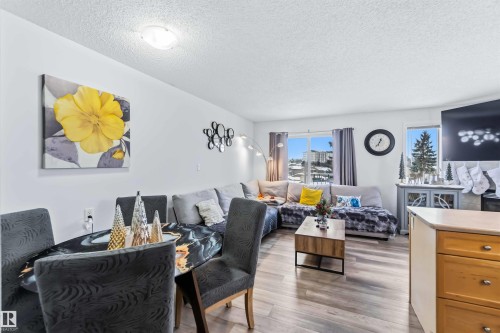 10 451 Hyndman Crescent, Edmonton, AB - Indoor Photo Showing Living Room