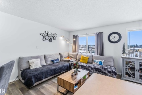 10 451 Hyndman Crescent, Edmonton, AB - Indoor Photo Showing Living Room