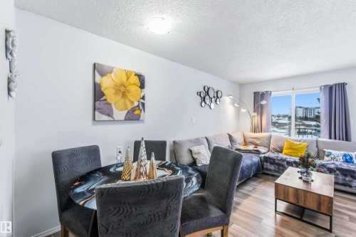 10 451 Hyndman Crescent, Edmonton, AB - Indoor Photo Showing Living Room