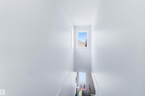 10 451 Hyndman Crescent, Edmonton, AB - Indoor Photo Showing Other Room