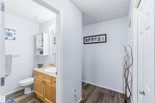 10 451 Hyndman Crescent, Edmonton, AB - Indoor Photo Showing Bathroom