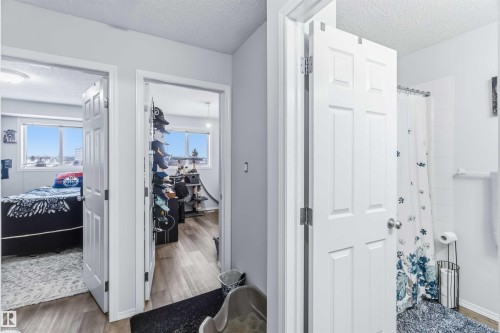 10 451 Hyndman Crescent, Edmonton, AB - Indoor