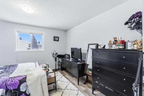 10 451 Hyndman Crescent, Edmonton, AB - Indoor Photo Showing Bedroom