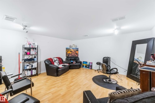 10 451 Hyndman Crescent, Edmonton, AB - Indoor