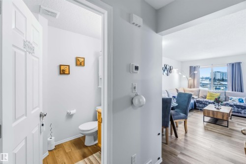 10 451 Hyndman Crescent, Edmonton, AB - Indoor Photo Showing Bathroom