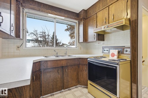 29 Andrew Crescent, St. Albert, AB - Indoor Photo Showing Kitchen With Double Sink