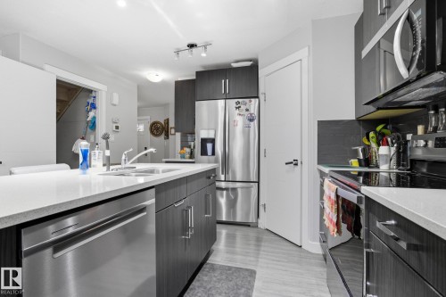 7237 Armour Crescent, Edmonton, AB - Indoor Photo Showing Kitchen With Upgraded Kitchen