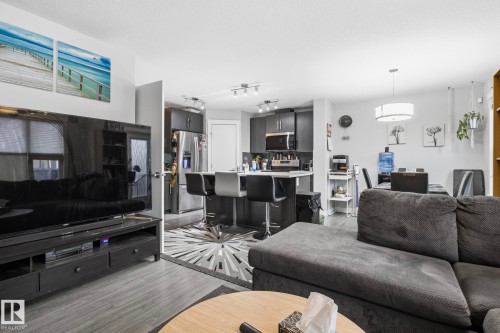 7237 Armour Crescent, Edmonton, AB - Indoor