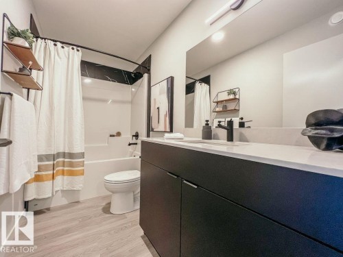 7457 Klapstein Crescent, Edmonton, AB - Indoor Photo Showing Bathroom