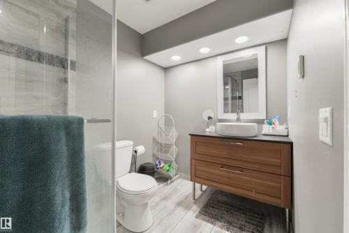 346 Secord Boulevard, Edmonton, AB - Indoor Photo Showing Bathroom