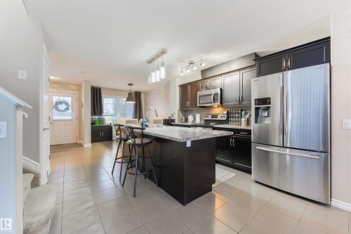 346 Secord Boulevard, Edmonton, AB - Indoor Photo Showing Kitchen With Upgraded Kitchen