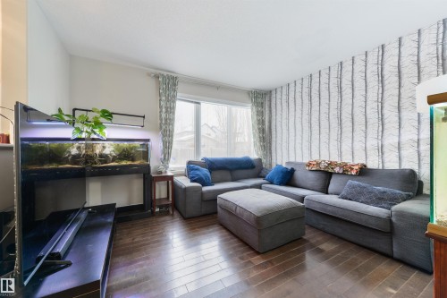 346 Secord Boulevard, Edmonton, AB - Indoor Photo Showing Living Room