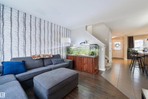 346 Secord Boulevard, Edmonton, AB - Indoor Photo Showing Living Room