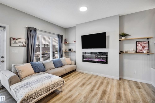 98 Kingsbury Circle, Spruce Grove, AB - Indoor Photo Showing Living Room With Fireplace