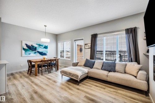 98 Kingsbury Circle, Spruce Grove, AB - Indoor Photo Showing Living Room