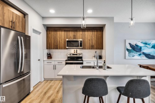 98 Kingsbury Circle, Spruce Grove, AB - Indoor Photo Showing Kitchen With Double Sink With Upgraded Kitchen