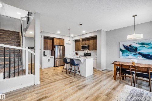 98 Kingsbury Circle, Spruce Grove, AB - Indoor Photo Showing Kitchen With Upgraded Kitchen