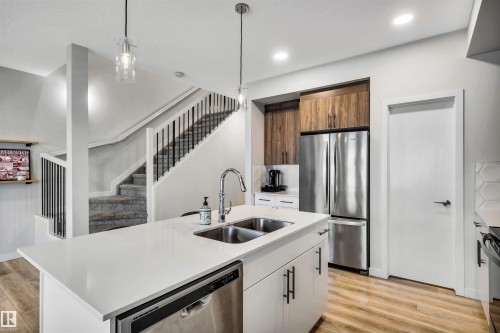 98 Kingsbury Circle, Spruce Grove, AB - Indoor Photo Showing Kitchen With Double Sink With Upgraded Kitchen