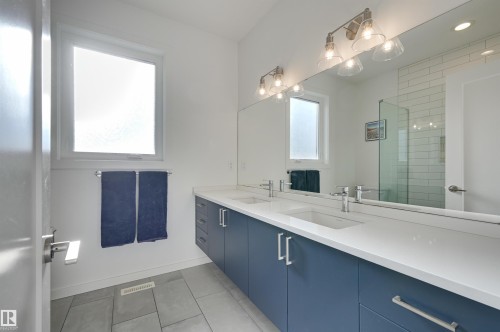 10411 144 Street, Edmonton, AB - Indoor Photo Showing Bathroom