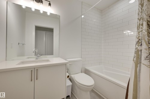 10411 144 Street, Edmonton, AB - Indoor Photo Showing Bathroom