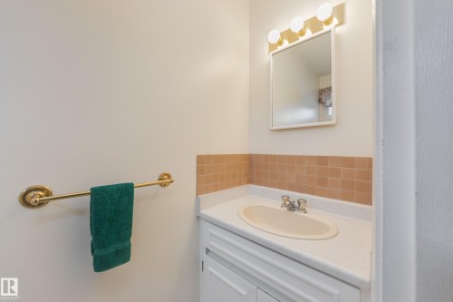 13449 40 Street, Edmonton, AB - Indoor Photo Showing Bathroom