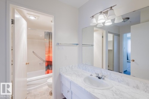 Edmonton, AB - Indoor Photo Showing Bathroom