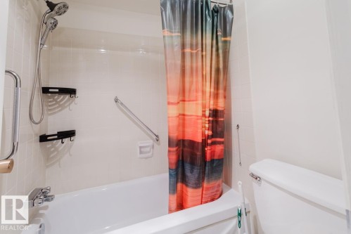 Edmonton, AB - Indoor Photo Showing Bathroom