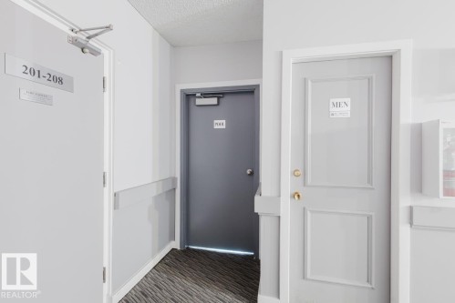 Edmonton, AB - Indoor Photo Showing Other Room