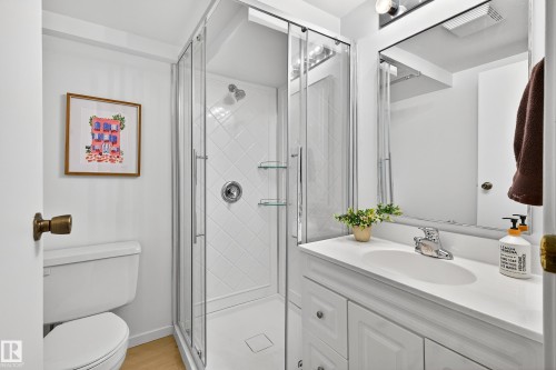 11627 76 Avenue, Edmonton, AB - Indoor Photo Showing Bathroom