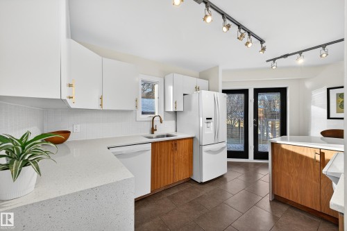 11627 76 Avenue, Edmonton, AB - Indoor Photo Showing Kitchen