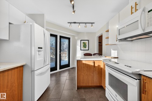 11627 76 Avenue, Edmonton, AB - Indoor Photo Showing Kitchen