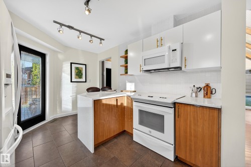 11627 76 Avenue, Edmonton, AB - Indoor Photo Showing Kitchen