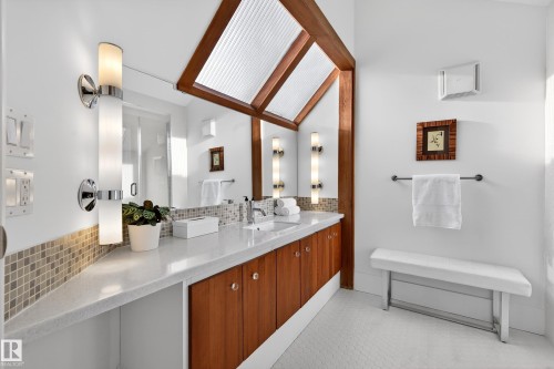 11627 76 Avenue, Edmonton, AB - Indoor Photo Showing Bathroom