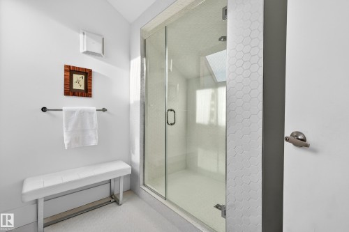 11627 76 Avenue, Edmonton, AB - Indoor Photo Showing Bathroom