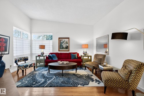 11627 76 Avenue, Edmonton, AB - Indoor Photo Showing Living Room