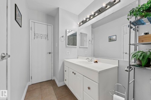 33 2204 118 Street, Edmonton, AB - Indoor Photo Showing Bathroom