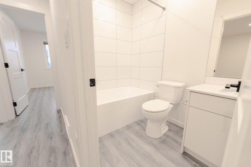 1213 Podersky Wynd, Edmonton, AB - Indoor Photo Showing Bathroom