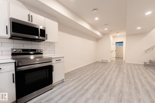 1213 Podersky Wynd, Edmonton, AB - Indoor Photo Showing Kitchen