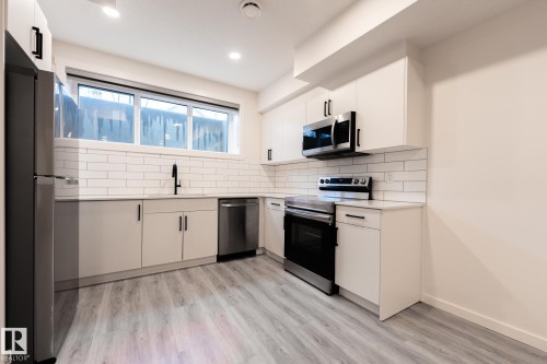 1213 Podersky Wynd, Edmonton, AB - Indoor Photo Showing Kitchen With Upgraded Kitchen