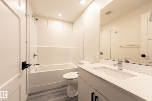 1213 Podersky Wynd, Edmonton, AB - Indoor Photo Showing Bathroom