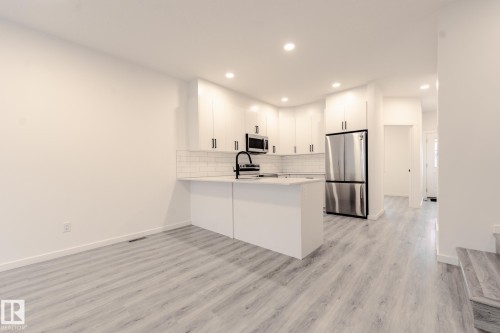 1213 Podersky Wynd, Edmonton, AB - Indoor Photo Showing Kitchen With Double Sink