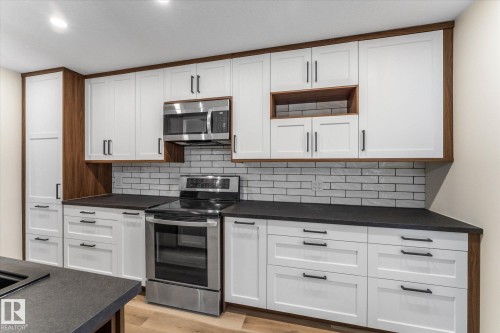 5104 47 Street, Stony Plain, AB - Indoor Photo Showing Kitchen With Upgraded Kitchen