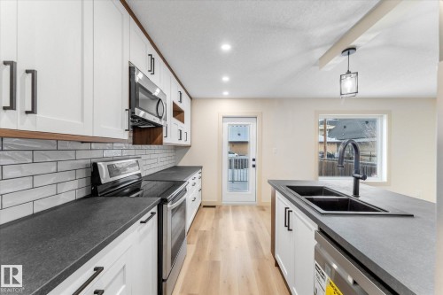 5104 47 Street, Stony Plain, AB - Indoor Photo Showing Kitchen With Double Sink With Upgraded Kitchen