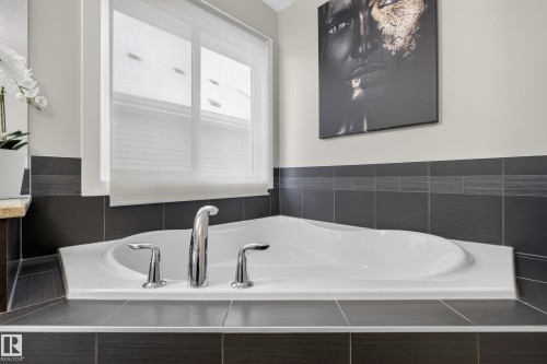 7816 18 Avenue, Edmonton, AB - Indoor Photo Showing Bathroom