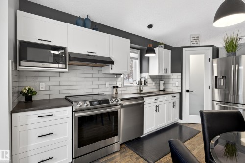 1 Hunter Place, St. Albert, AB - Indoor Photo Showing Kitchen With Upgraded Kitchen