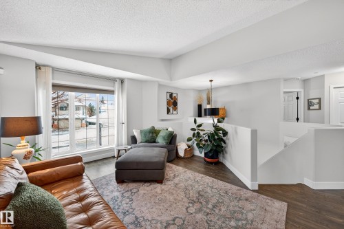 1 Hunter Place, St. Albert, AB - Indoor Photo Showing Living Room