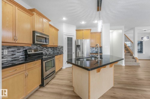 8616 178 Avenue, Edmonton, AB - Indoor Photo Showing Kitchen With Upgraded Kitchen