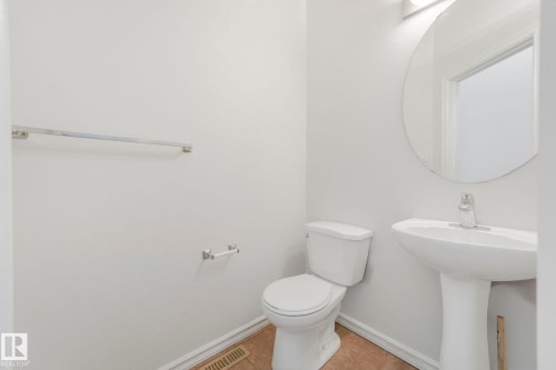 8616 178 Avenue, Edmonton, AB - Indoor Photo Showing Bathroom